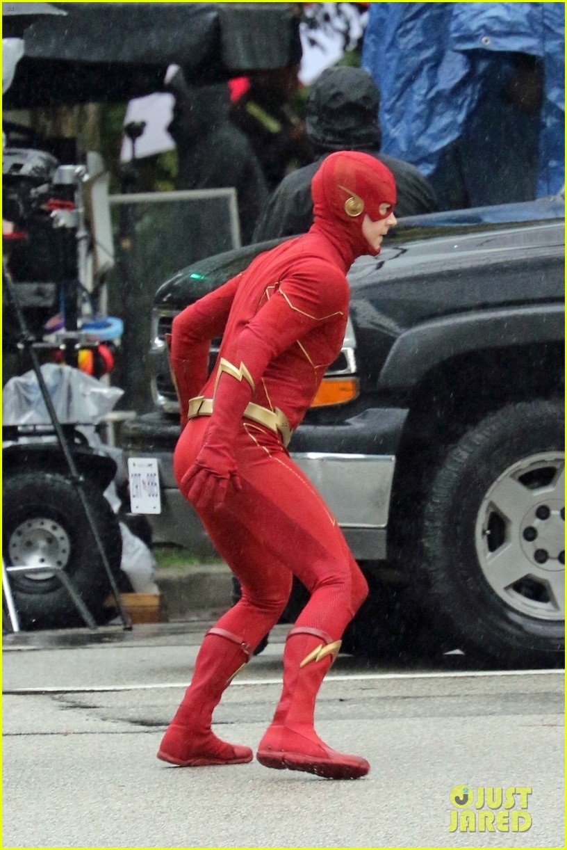 grant gustin photographed on the flash set for first time in season 8 02