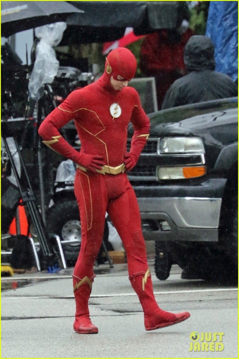 grant gustin photographed on the flash set for first time in season 8 03