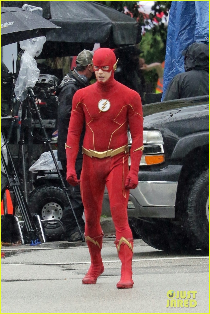 grant gustin photographed on the flash set for first time in season 8 06