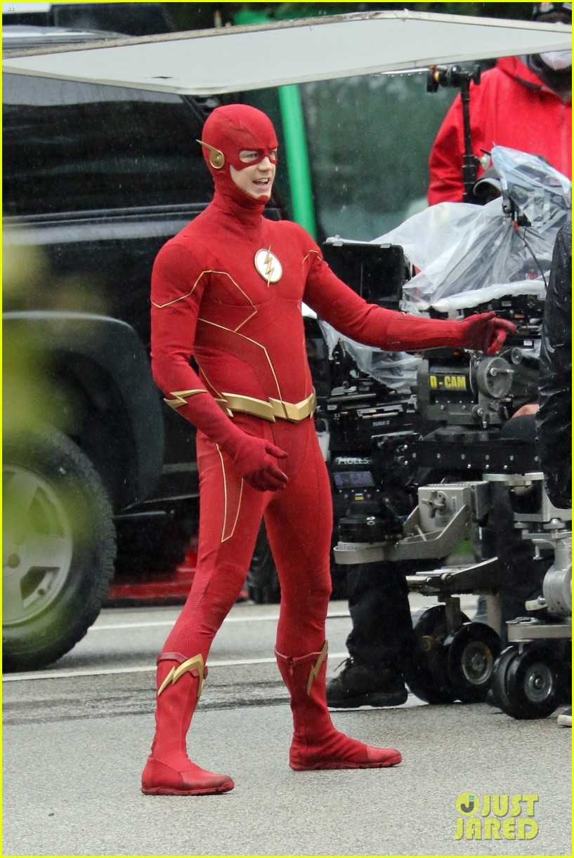 grant gustin photographed on the flash set for first time in season 8 08
