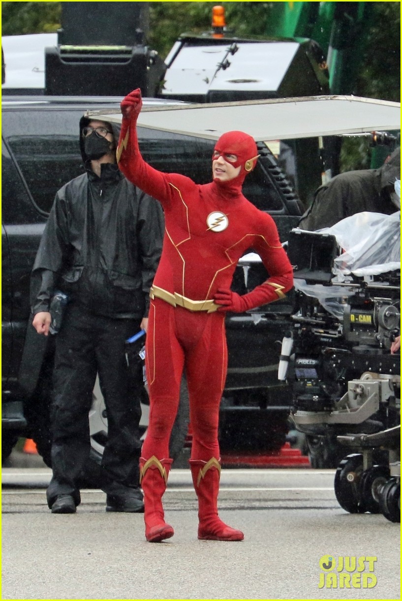 grant gustin photographed on the flash set for first time in season 8 09