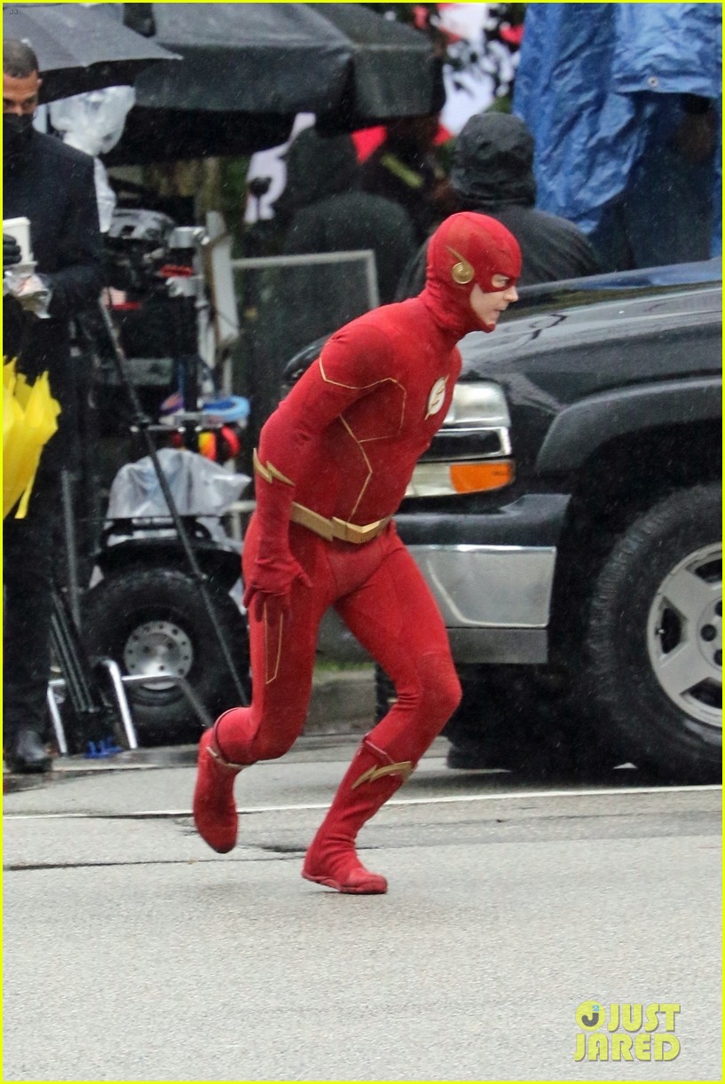 grant gustin photographed on the flash set for first time in season 8 14