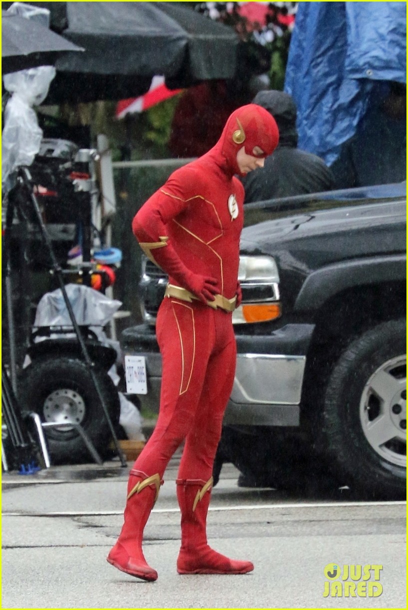 grant gustin photographed on the flash set for first time in season 8 16