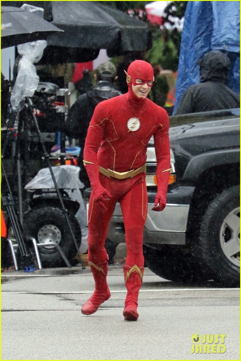 grant gustin photographed on the flash set for first time in season 8 18