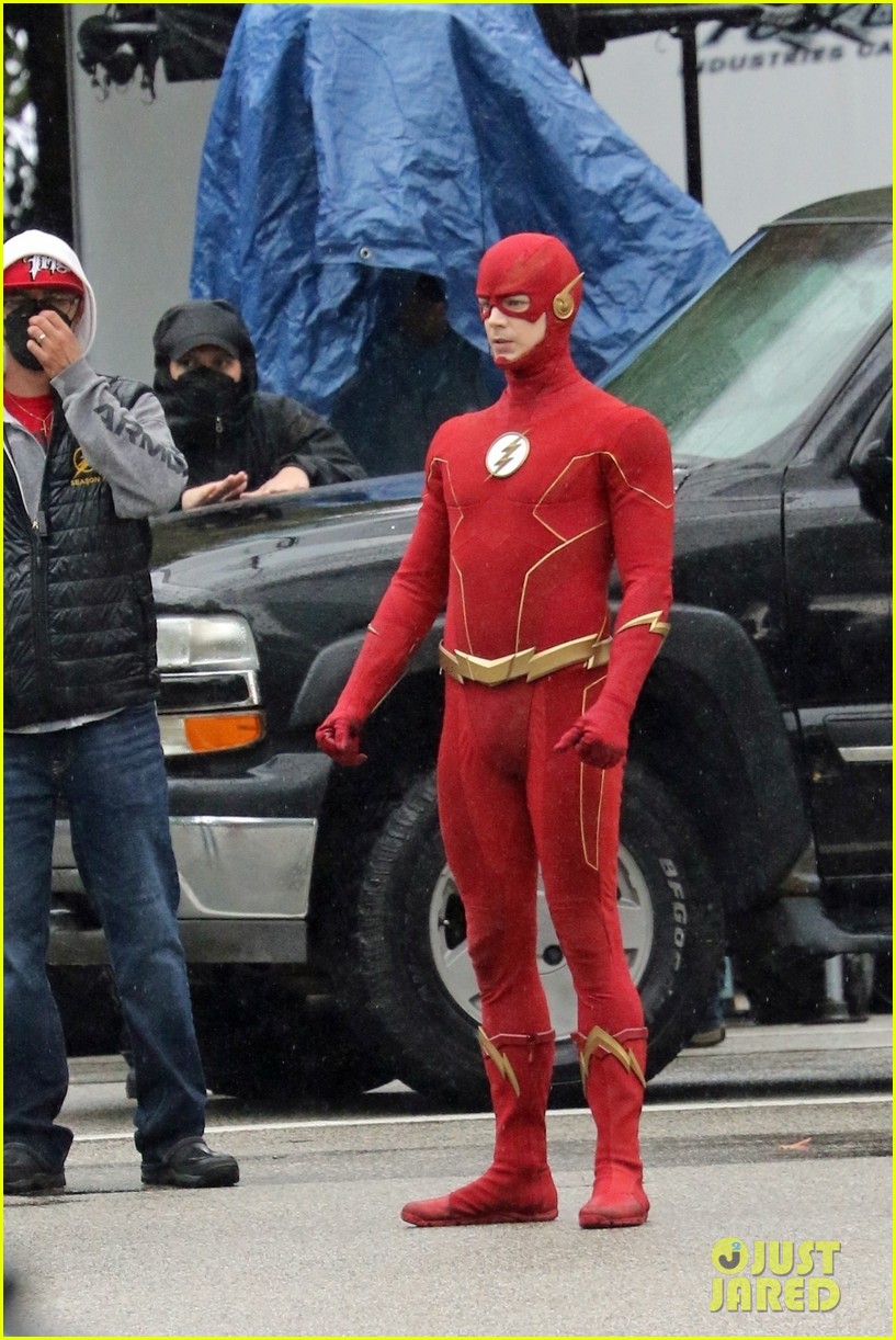 grant gustin photographed on the flash set for first time in season 8 19