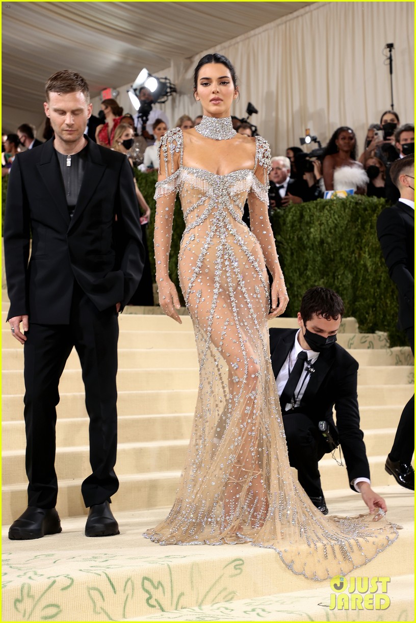 Gigi Hadid Has the Best Reaction to Kendall Jenner at Met Gala 2021 ...