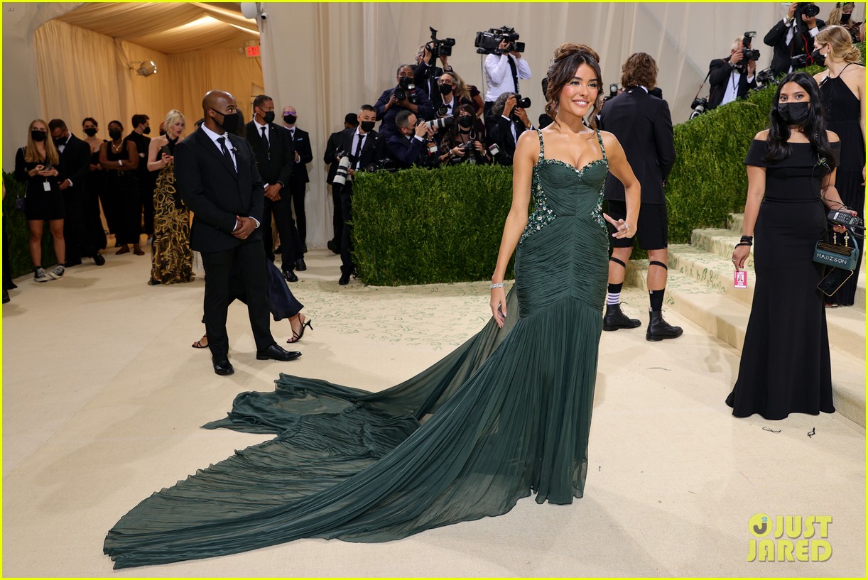 madison beer has a moment at met gala 2021 03