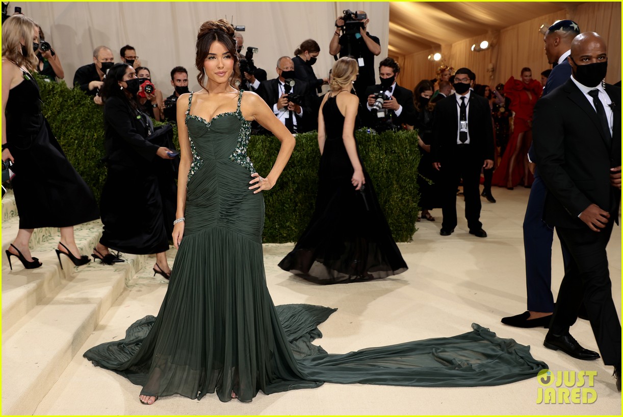 madison beer has a moment at met gala 2021 05