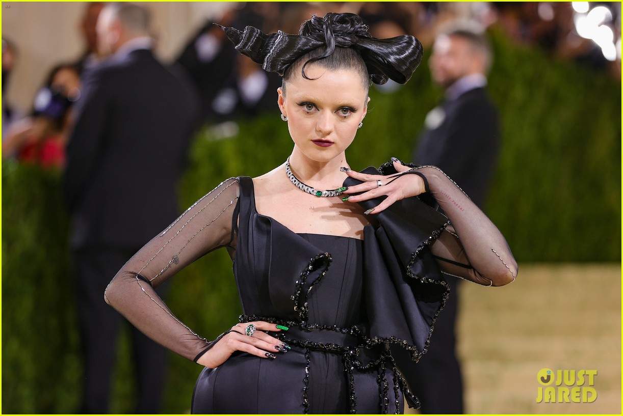 maisie williams is a super chic wednesday addams at met gala 2021 04