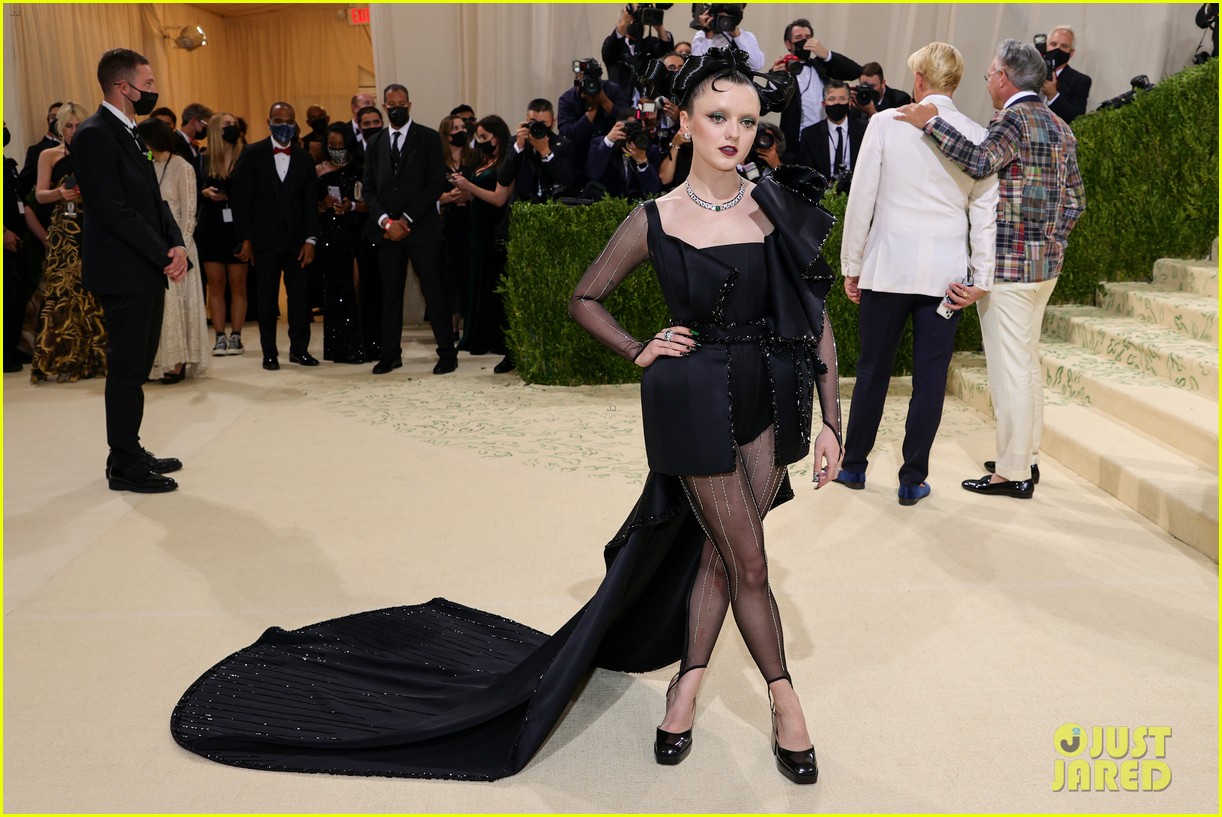 maisie williams is a super chic wednesday addams at met gala 2021 07