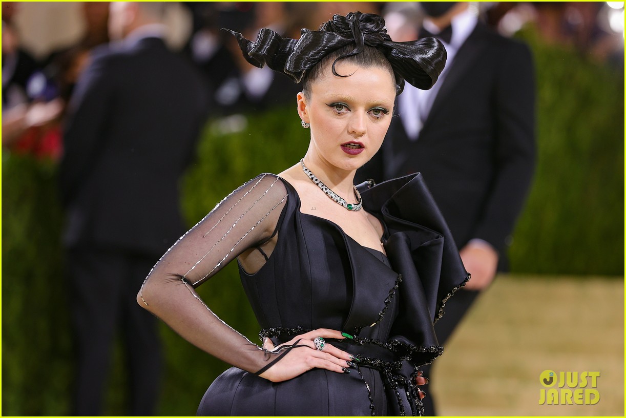 maisie williams is a super chic wednesday addams at met gala 2021 09