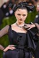 maisie williams is a super chic wednesday addams at met gala 2021 04