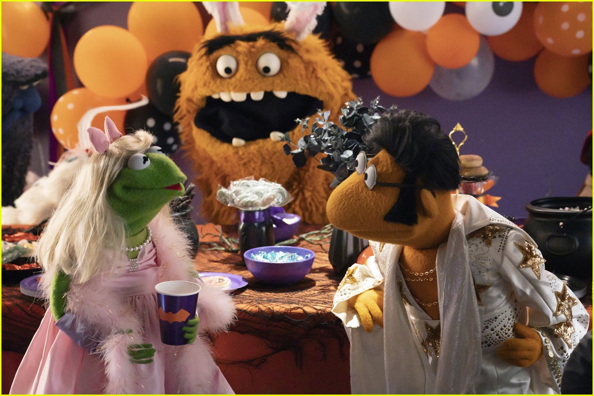 the muppets get in the halloween spirit in muppets haunted mansion trailer 08.