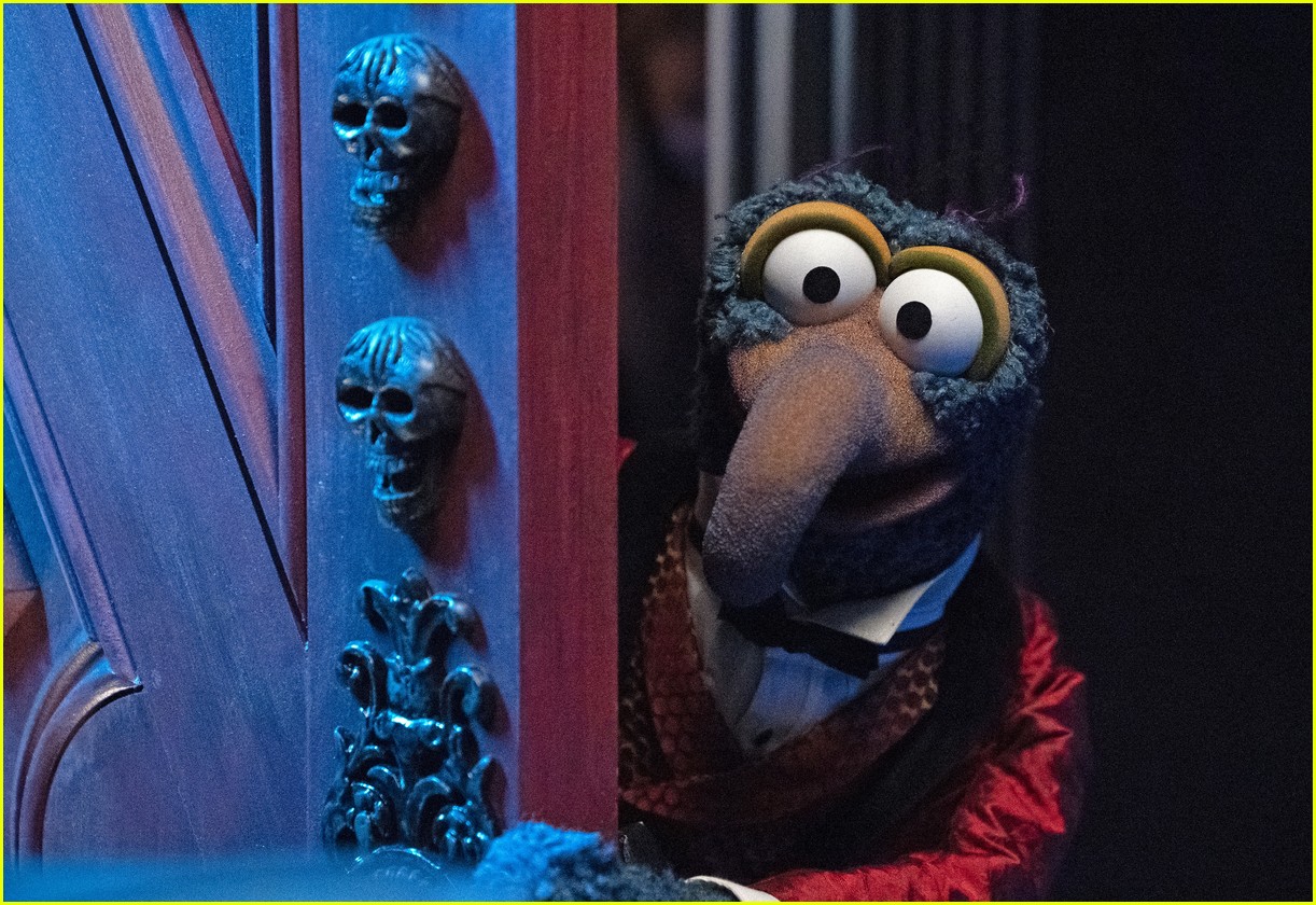 the muppets get in the halloween spirit in muppets haunted mansion trailer 10.