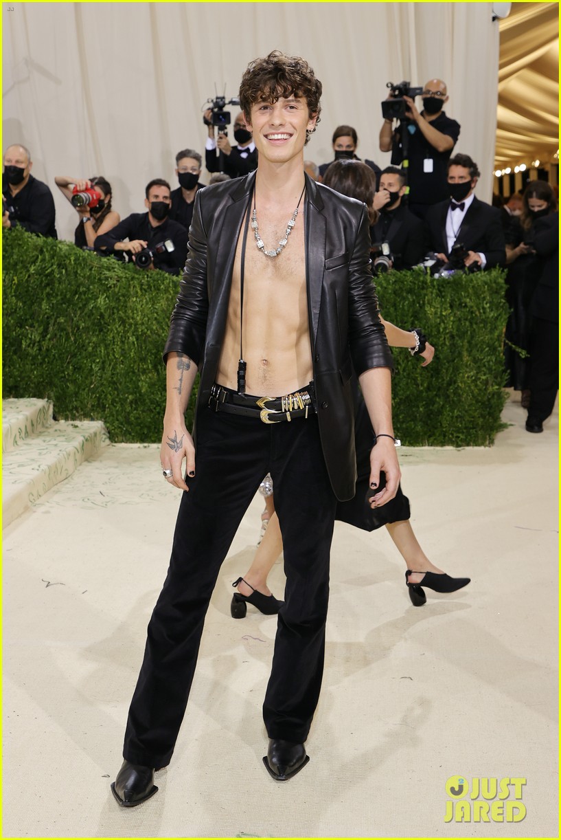 shawn mendes goes shirtless for met gala 2021 with camila cabello 07