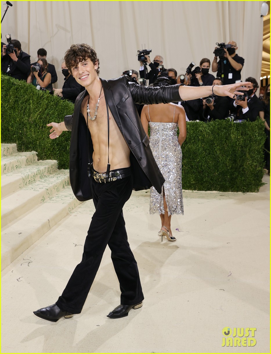 shawn mendes goes shirtless for met gala 2021 with camila cabello 08