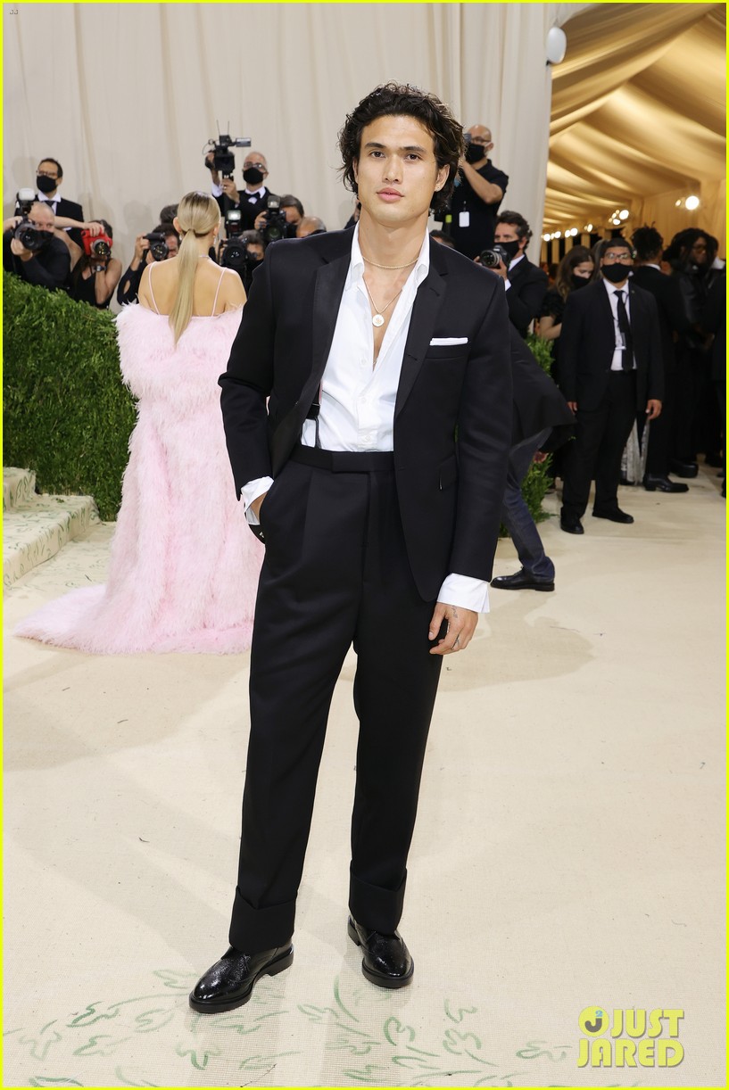 zoey deutch charles melton step out for met gala 2021 07