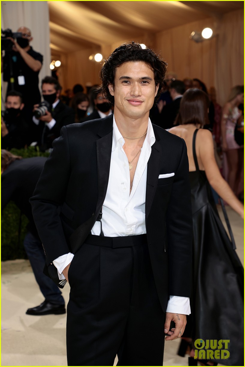 zoey deutch charles melton step out for met gala 2021 15