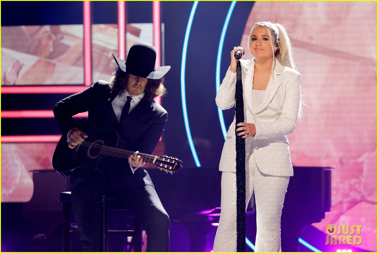 kelsea ballerini performs with jonas brothers for cmt artists of the year watch 06