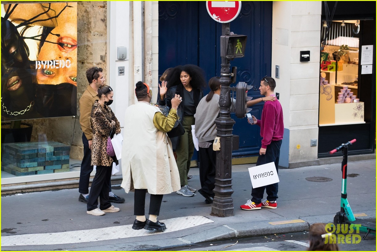 gossip girl cast shopping in paris 04