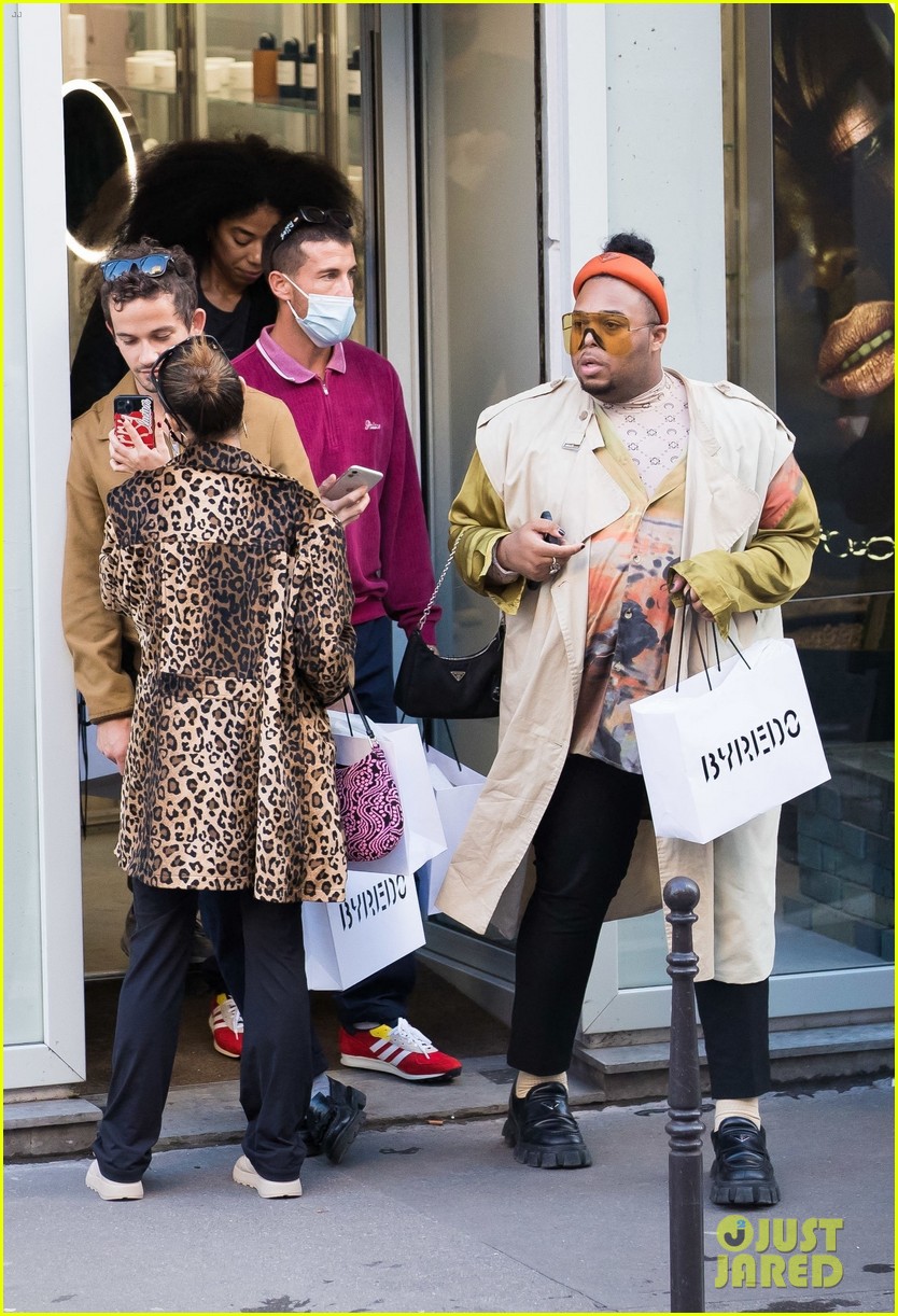 gossip girl cast shopping in paris 08