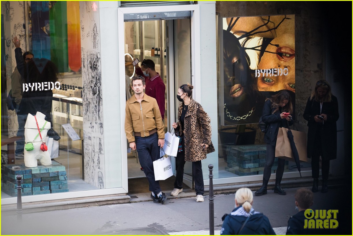 gossip girl cast shopping in paris 15