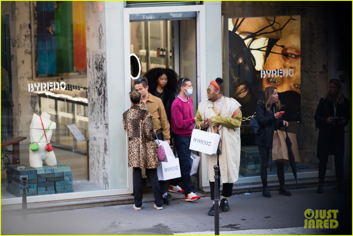 gossip girl cast shopping in paris 17