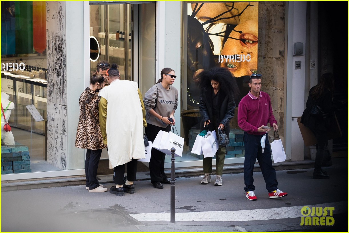 gossip girl cast shopping in paris 19