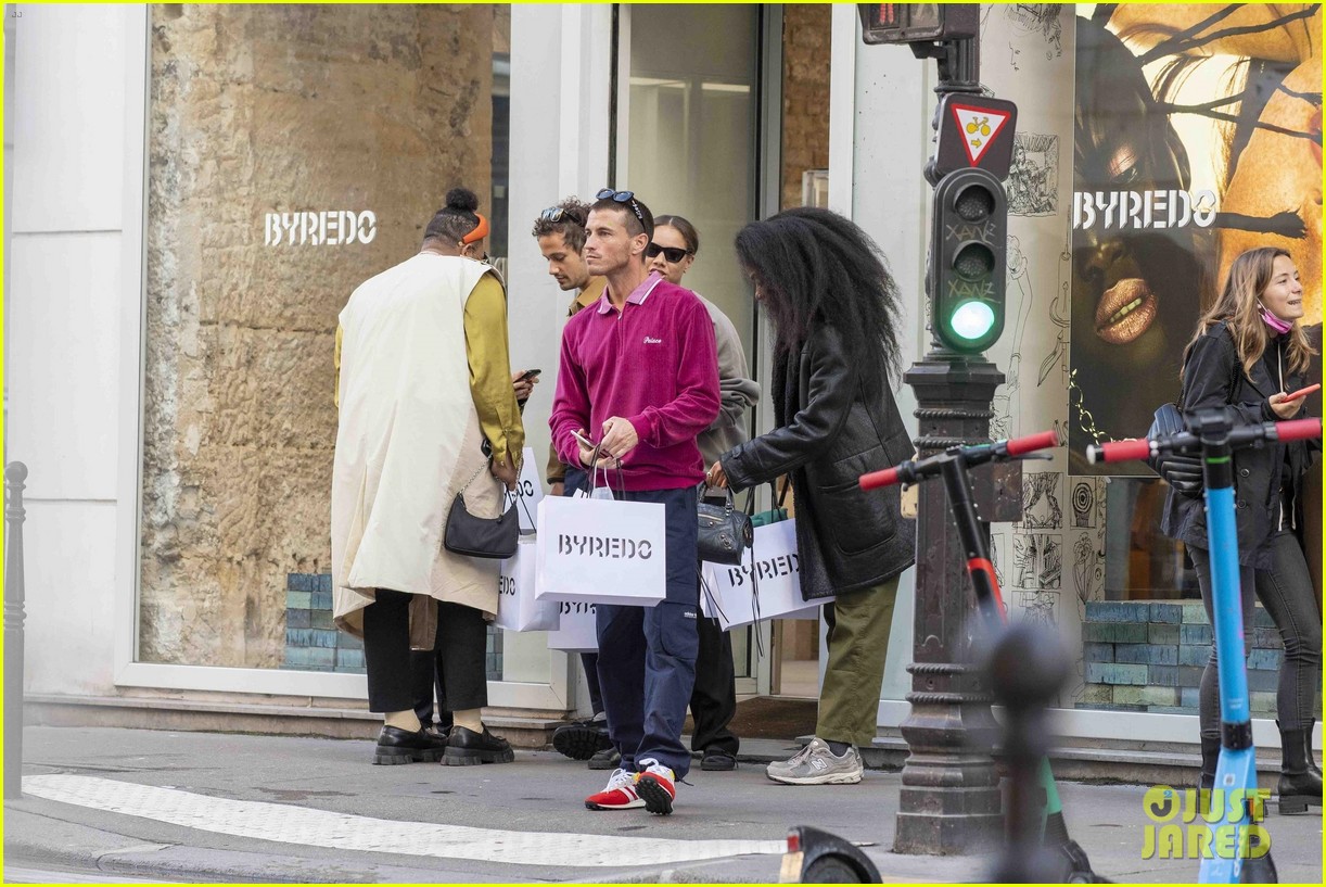 gossip girl cast shopping in paris 20