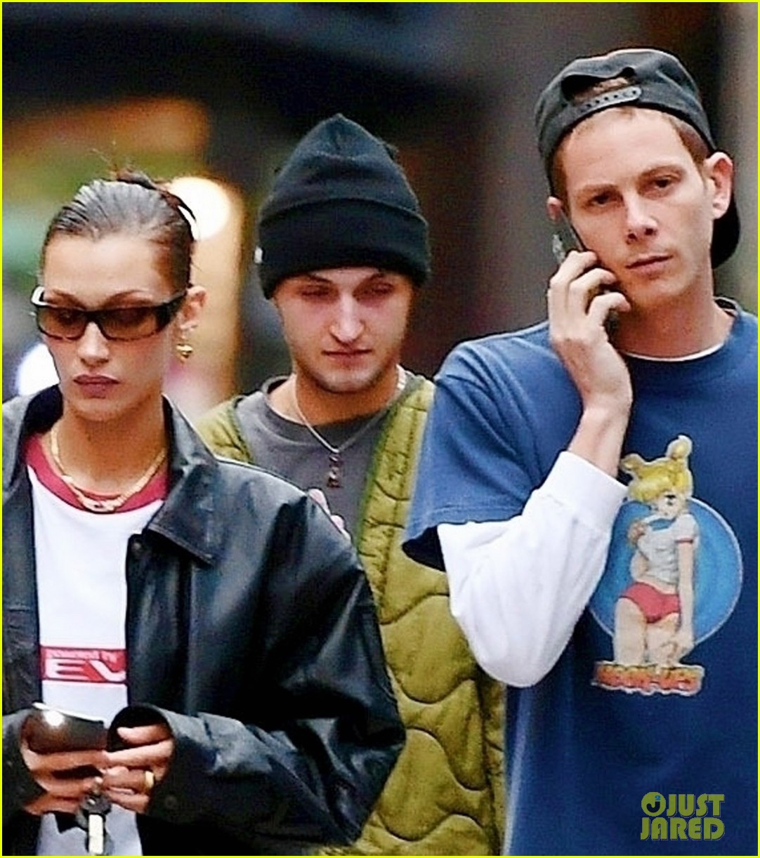 bella hadid boyfriend marc kalman spend time with her brother 04