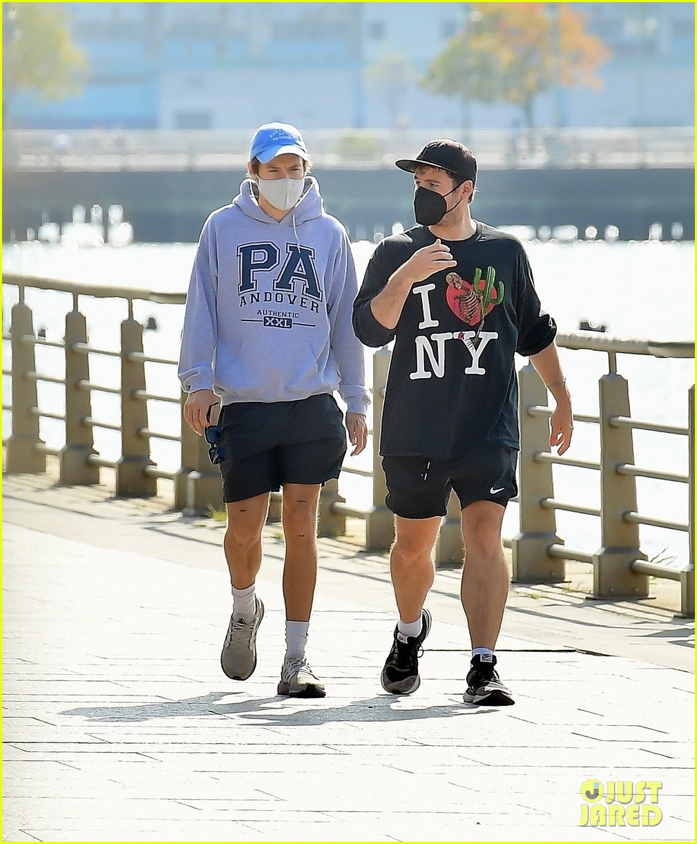 harry styles goes for a jog in nyc 01