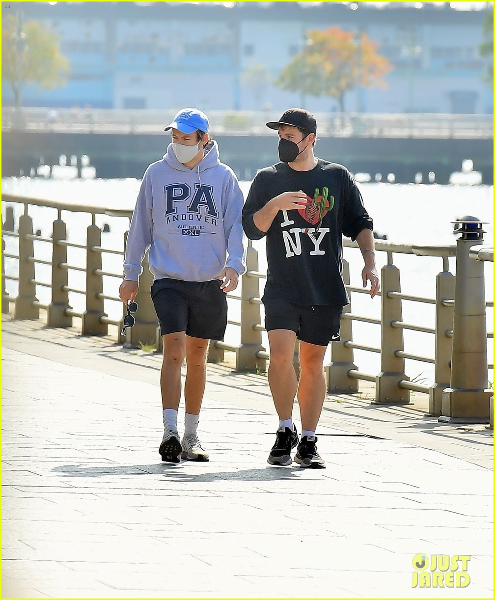 harry styles goes for a jog in nyc 03