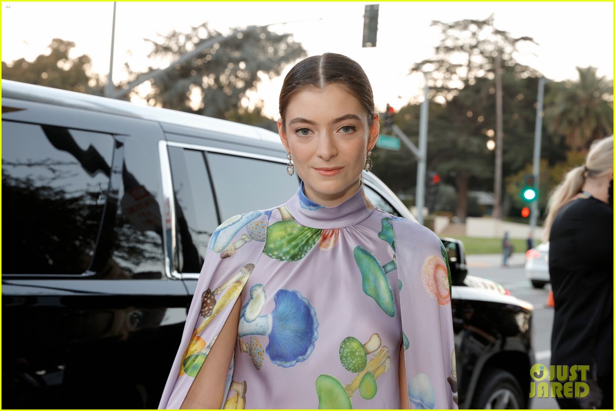 lorde honored by hunter schafer atpower of women event 05