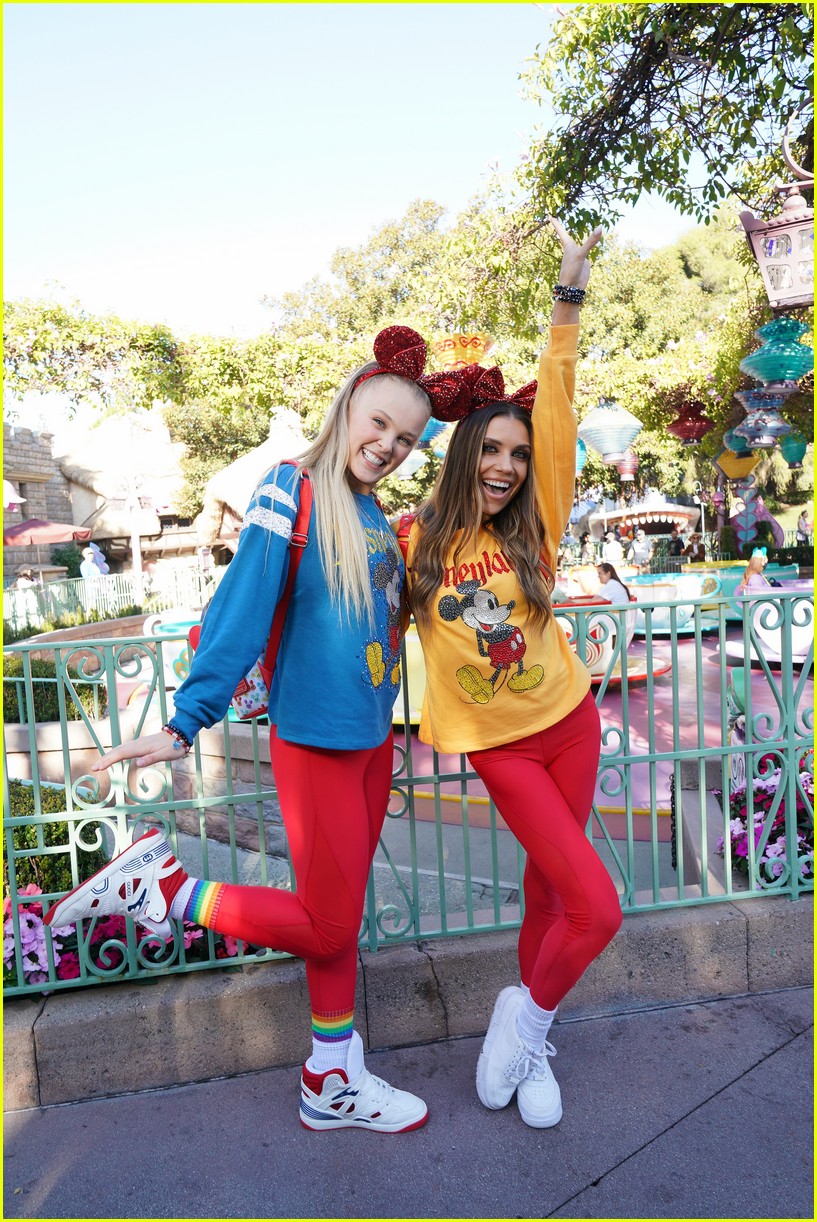JoJo Siwa, Girlfriend Kylie Prew Show PDA at Disneyland: Photos