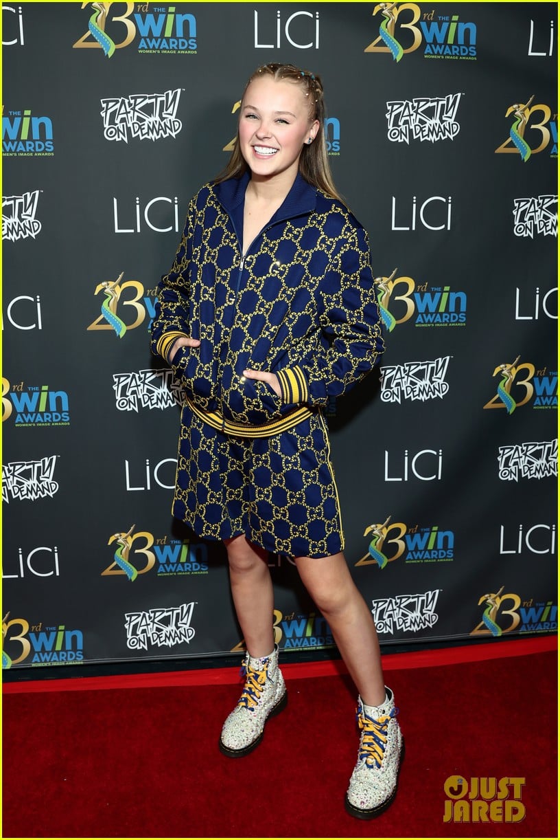 jojo siwa wears mac cheese box outfit to womens images awards 02
