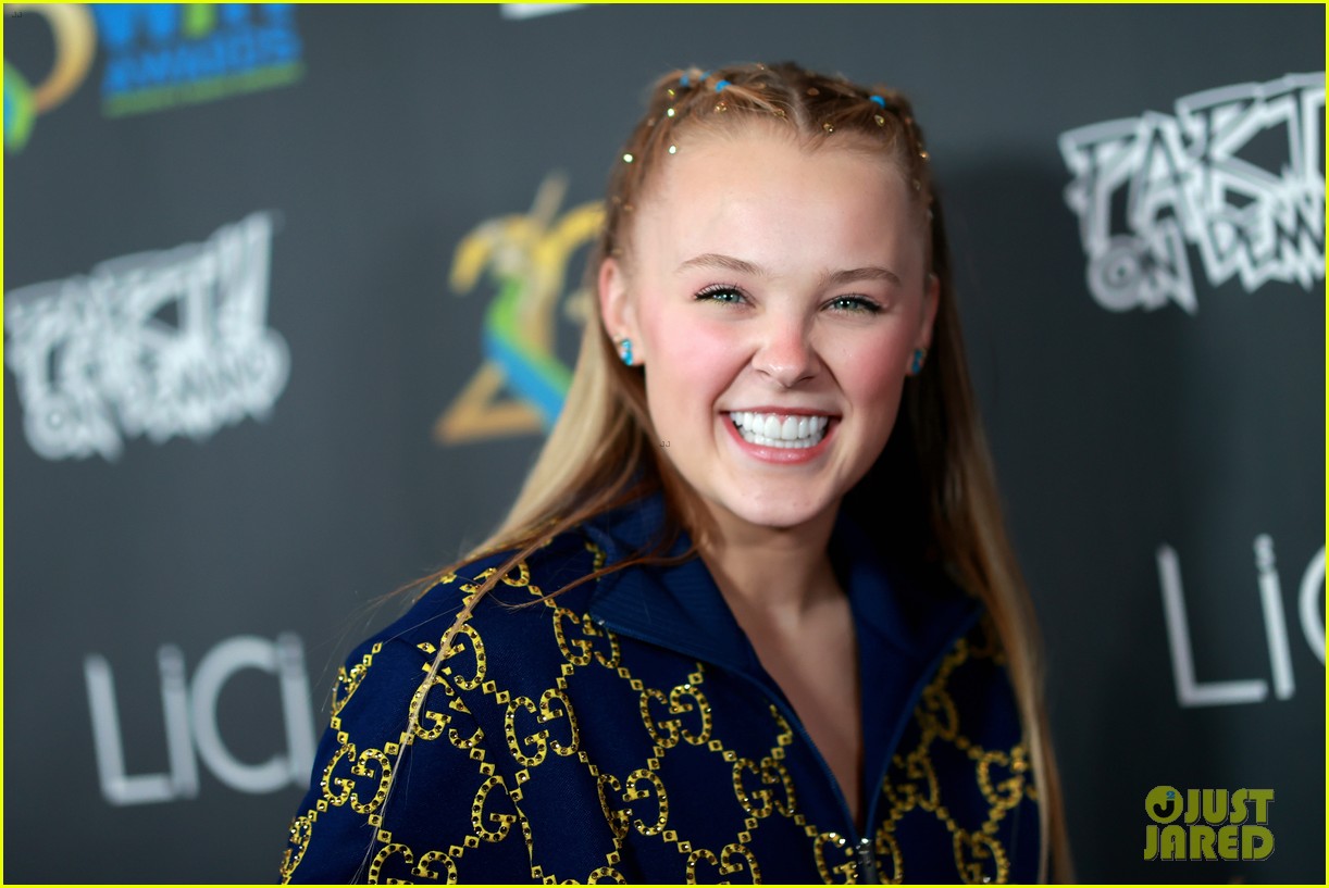 jojo siwa wears mac cheese box outfit to womens images awards 04