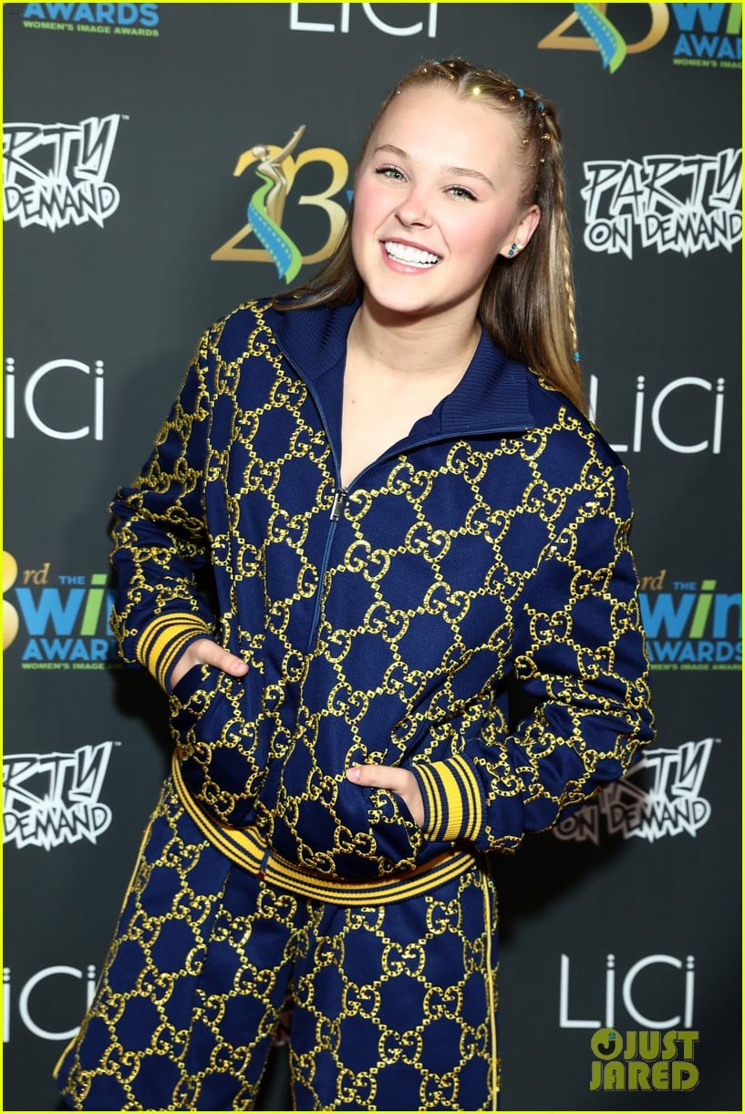 jojo siwa wears mac cheese box outfit to womens images awards 09