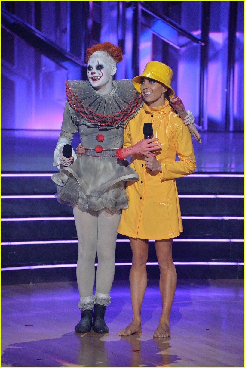jojo siwa gets creepy as pennywise for dwts with jenna johnson 04