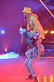 jojo siwa gets creepy as pennywise for dwts with jenna johnson 03