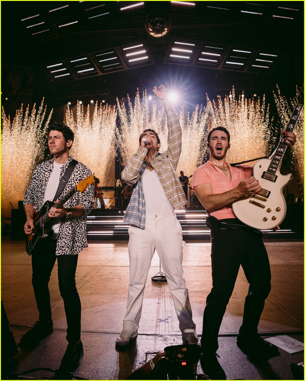 jonas brothers return to home state of new jersey for latest remember this concert 02