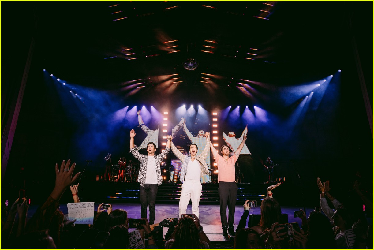 jonas brothers return to home state of new jersey for latest remember this concert 04