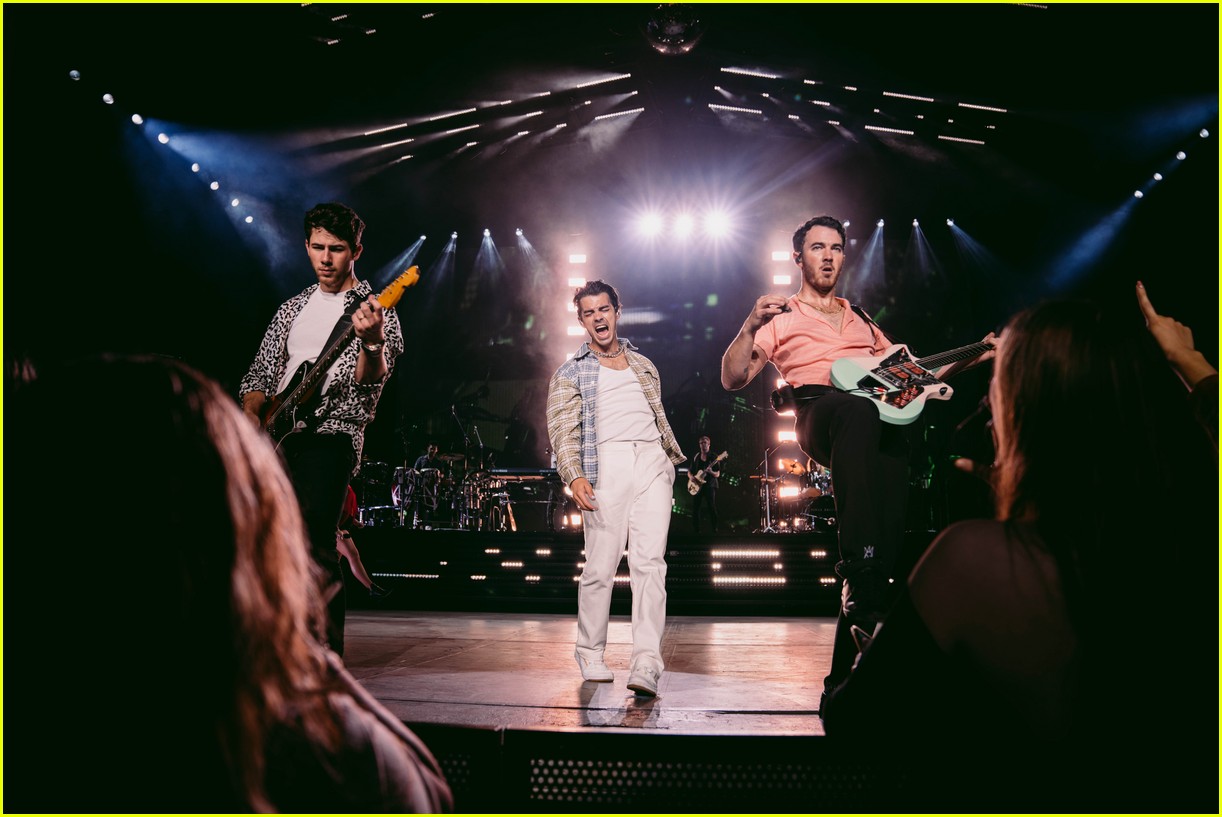 jonas brothers return to home state of new jersey for latest remember this concert 07