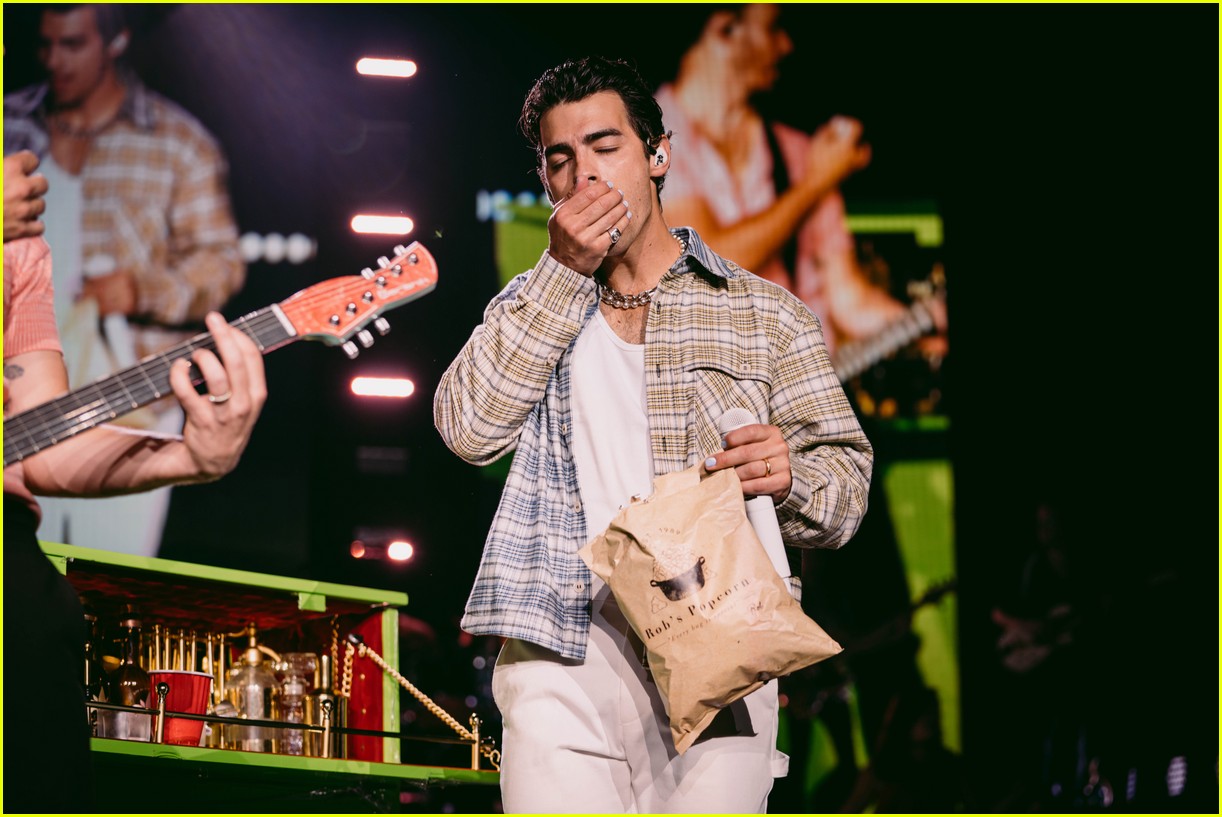 jonas brothers return to home state of new jersey for latest remember this concert 09