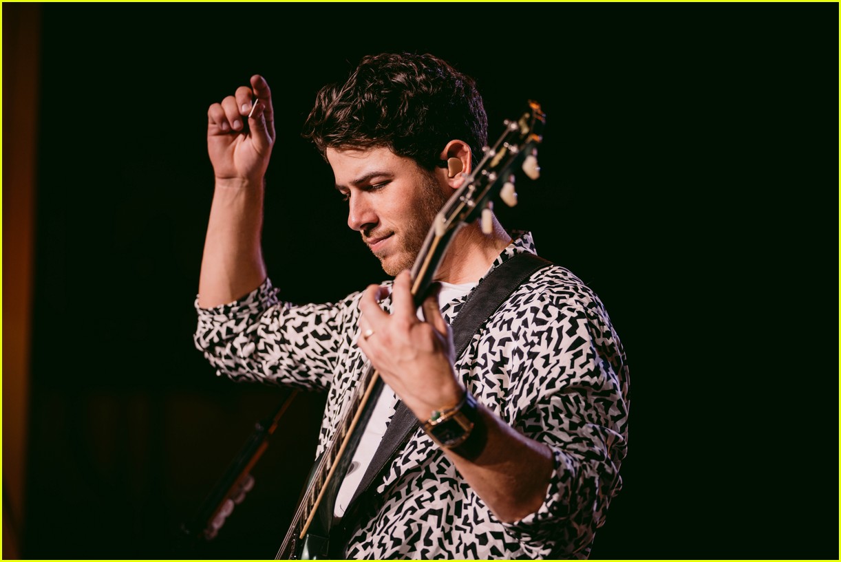 jonas brothers return to home state of new jersey for latest remember this concert 10