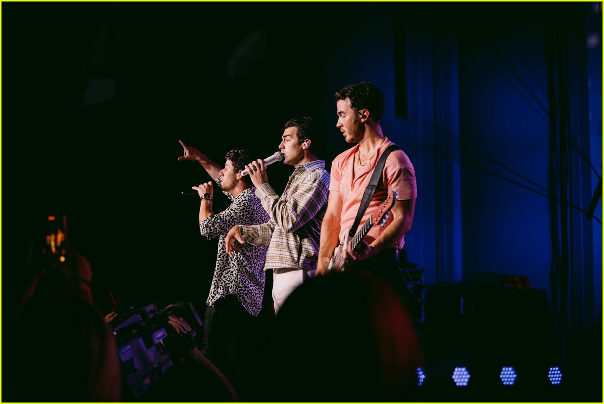 jonas brothers return to home state of new jersey for latest remember this concert 12
