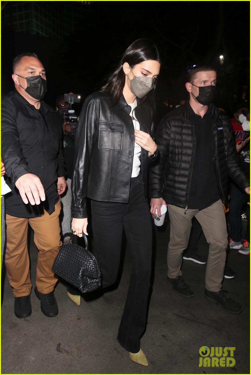 kendall jenner hailey justin bieber lakers game 09