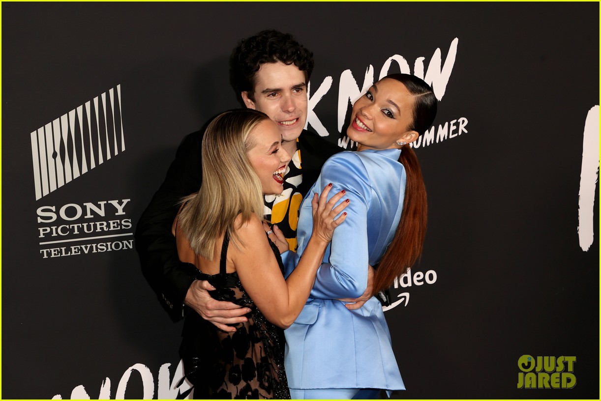madison iseman hugs ashley moore at i know what you did last summer premiere 09