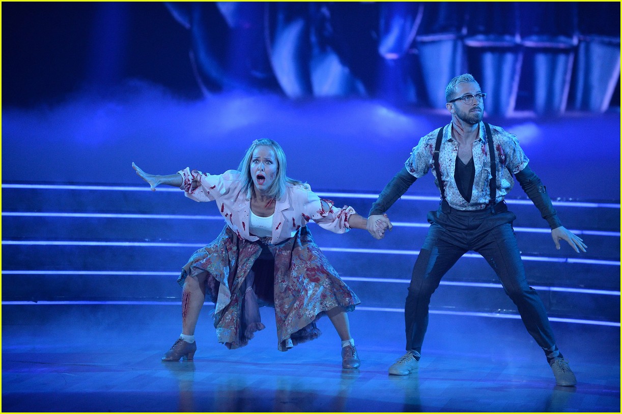 melora hardin brings the energy to dwts horror night 01