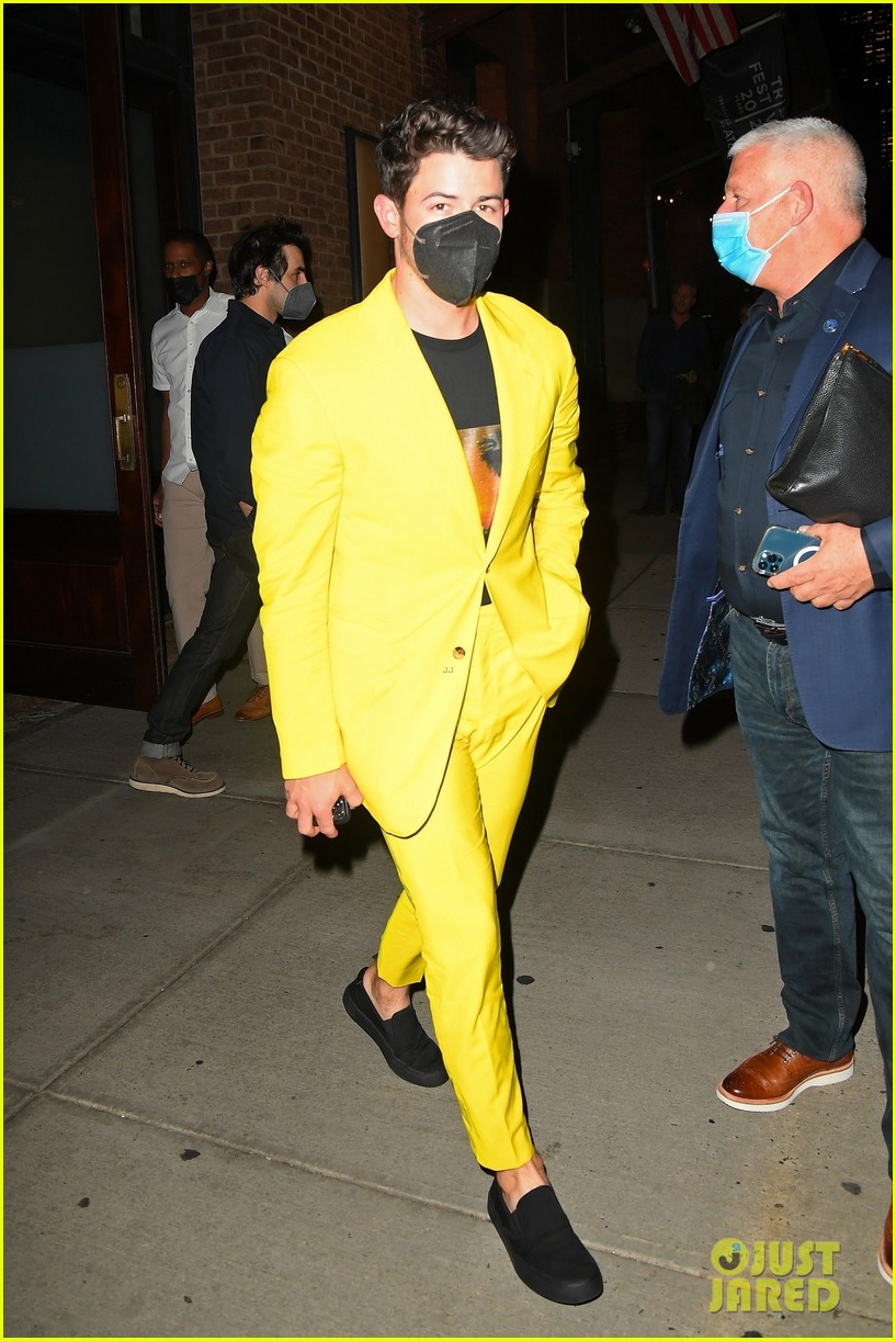 nick jonas bright yellow suit to jonas brothers performance nyc 01