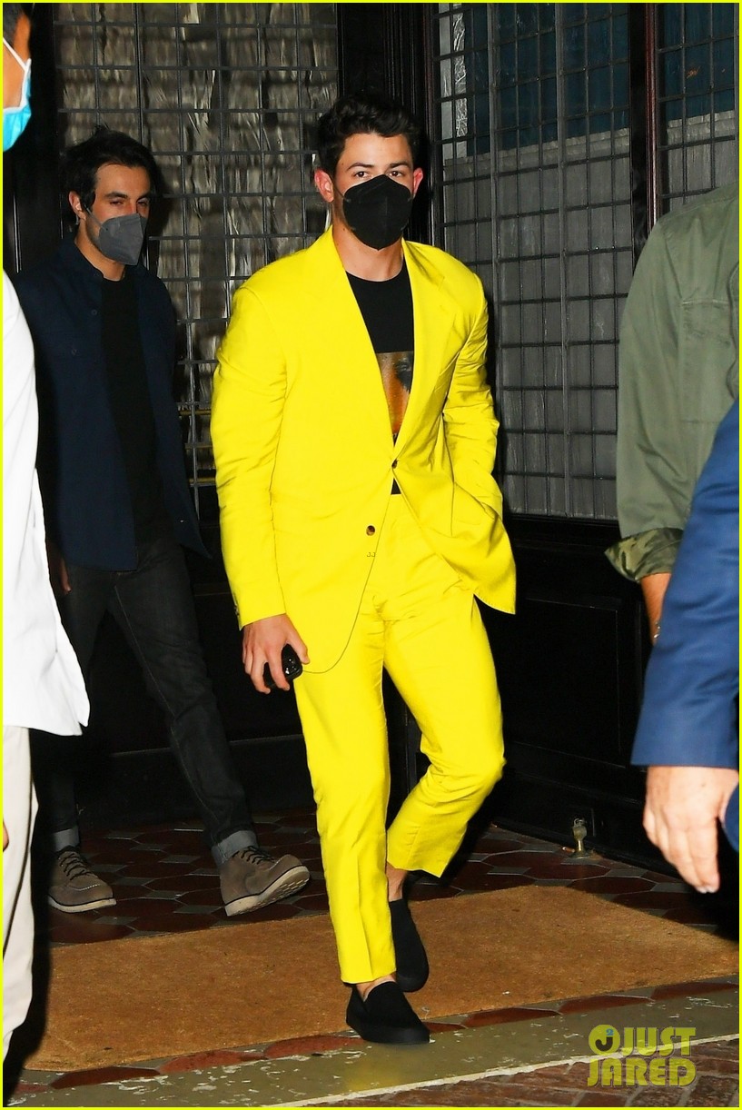 nick jonas bright yellow suit to jonas brothers performance nyc 05